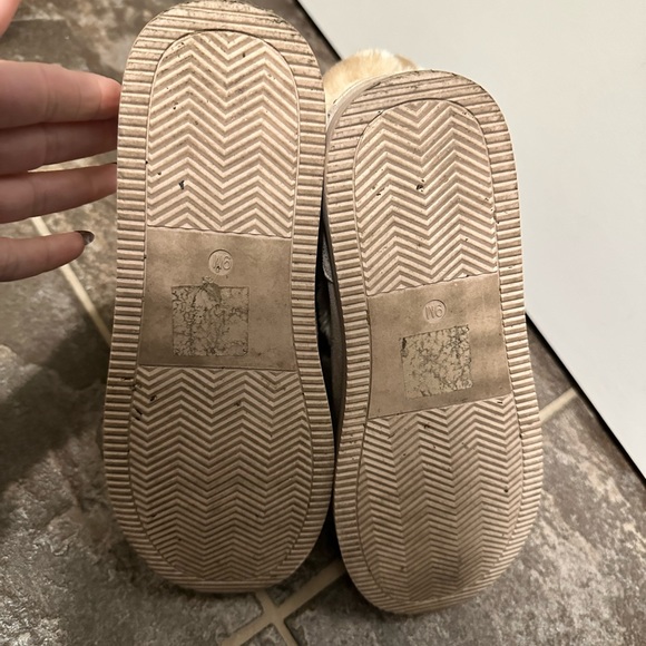 Guess Shearling Boots - Picture 3 of 7